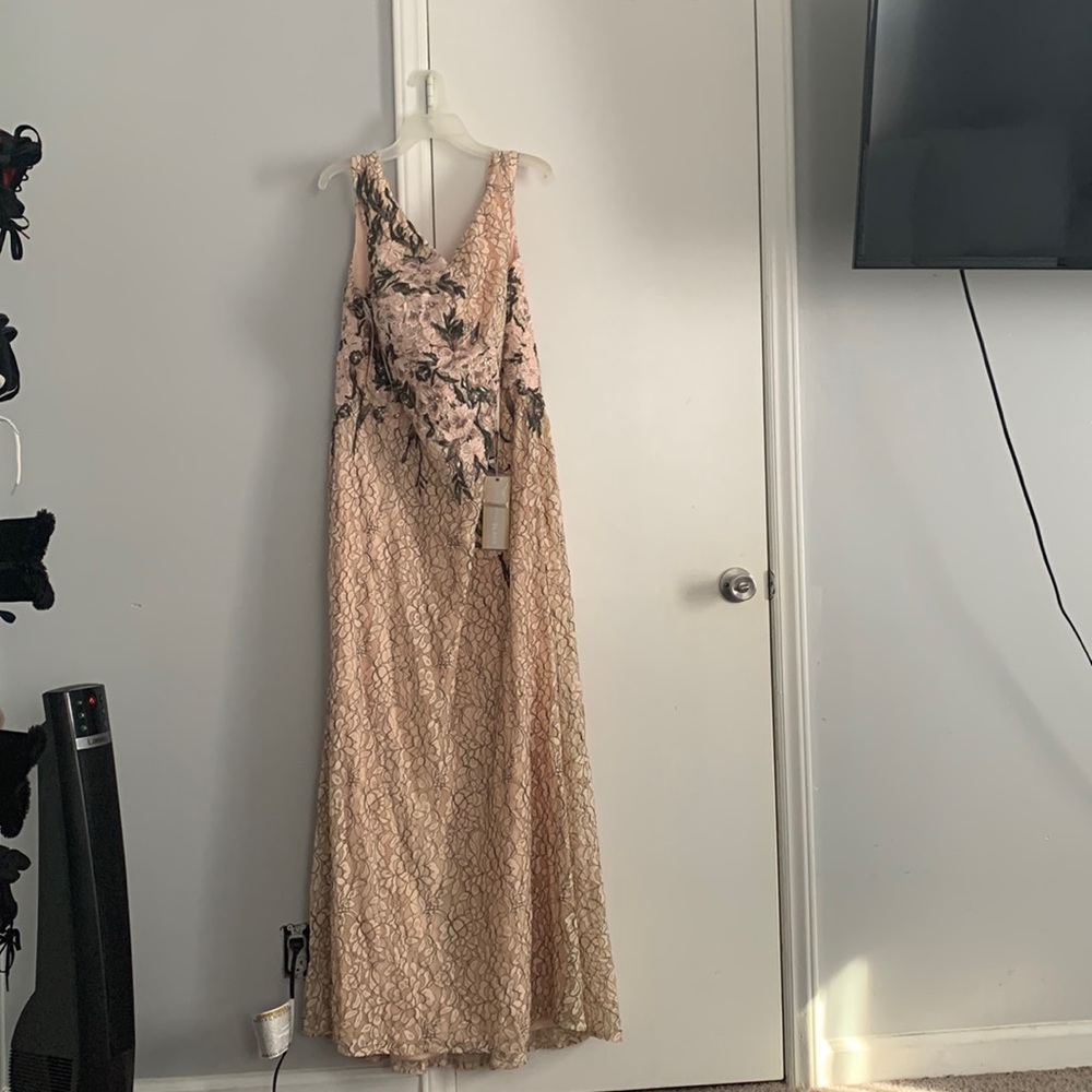 Beautiful floral dress for sell, size 20 never worn the brand is Cameron Blake.